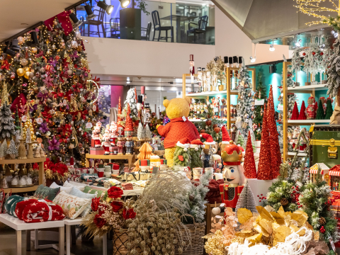 Τα πολυκαταστήματα notos βάζουν τα γιορτινά τους: Οι νέες βιτρίνες είναι γεμάτες λάμψη και vintage glamour διάθεση