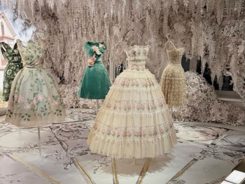 Η La Galerie Dior και το Ίδρυμα Azzedine Alaïa παρουσιάζουν ένα διπλό αφιέρωμα που αποκαλύπτει την κρυμμένη Dior συλλογή του Azzedine Alaïa