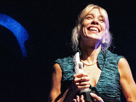 «Linda»: Η δυνατότερη επιστροφή της σεζόν στο θέατρο