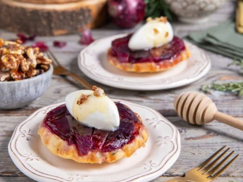 Mini Τarte Τatin με καραμελωμένα κρεμμύδια και κρέμα κατσικίσιου τυριού