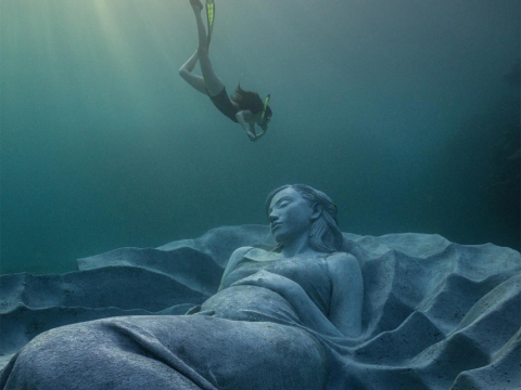 Το πρώτο υποβρύχιο γλυπτό στην Ιαπωνία αποτελεί μια ωδή στη μητρότητα 