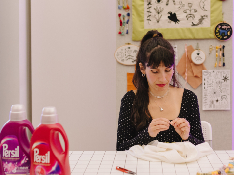 «Shop like you Care»: Μεταμορφώνουμε παλιά ρούχα σε ολοκαίνουργιες δημιουργίες, αναδεικνύοντας την αξία της βιώσιμης μόδας.