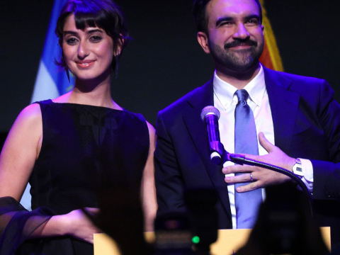 Ράμα Ντουβάτζι: Η Πρώτη Κυρία της Νέας Υόρκης ανήκει στη GenZ και τολμάει να μιλήσει για τις γυναίκες της Μέσης Ανατολής και το μεταναστευτικό