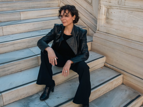 Στην κοινωνία του 2025, η Ράνια Σχίζα δεν χάνει την αυθεντικότητα και την αλήθεια της - “Το θέατρο είναι ένας καθρέφτης που πρέπει να ενοχλεί”