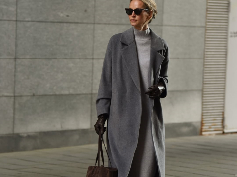 Το styling hack που επιλέγουν τα It Girls και μετατρέπουν το απλό παλτό σε iconic item