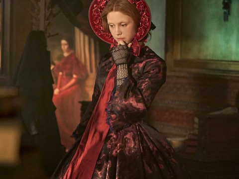 Μέσα στον κόσμο του «Φρανκενστάιν» – Τα κοστούμια της Κέιτ Χόλεϊ, η σκοτεινή γοτθική αισθητική, τα έντομα και τα διαμάντια 