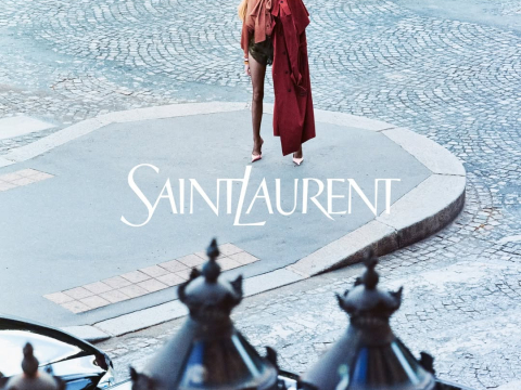 Ο Anthony Vaccarello χτίζει τη σύγχρονη ταυτότητα του οίκου Saint Laurent «φλερτάροντας» με ’90s διάθεση