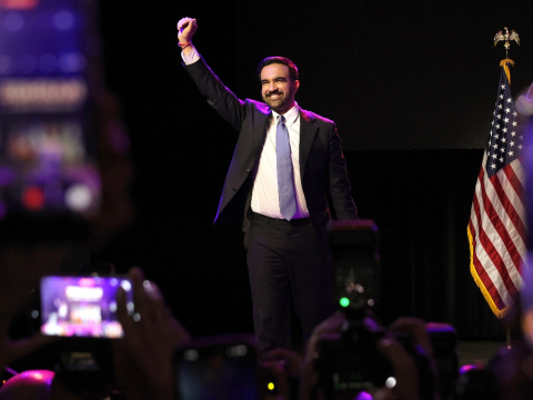 Ζοχράν Μαμντάνι: Ποιος είναι ο 34χρονος δημοκρατικός σοσιαλιστής που έγραψε ιστορία ως ο πρώτος μουσουλμάνος δήμαρχος της Νέας Υόρκης