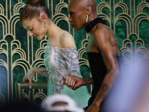 Αριάνα Γκράντε: Κατηγορήθηκε ο άνδρας που της επιτέθηκε στην πρεμιέρα του “Wicked: For Good” - Οι θαυμαστές ζητούν την απέλασή του