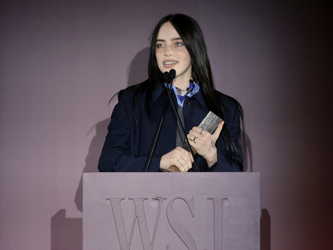 Η viral στιγμή της Μπίλι Άιλις στα WSJ Awards- «Δώστε τα λεφτά σας, μικρούληδες»