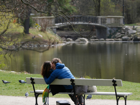 Πώς χτίζεται ουσιαστικά μια βαθιά σχέση - 10 δομικά στοιχεία της συναισθηματικής οικειότητας