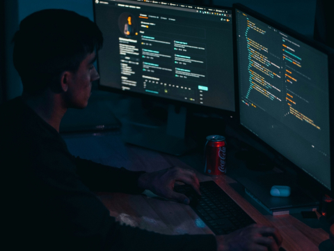 Το προφίλ του μέσου χρήστη του dark web: Απολυμένοι, έφηβοι και υψηλά καταρτισμένα άτομα, ηλικίας 24 ετών