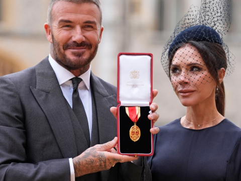 Ο Ντέιβιντ Μπέκαμ έλαβε τον τίτλο του ιππότη από τον βασιλιά Κάρολο - Στο πλευρό του η οικογένειά του