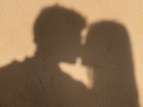 Το πρώτο φιλί στον κόσμο δόθηκε πριν 21 εκατομμύρια χρόνια, όταν ακόμη δεν υπήρχαν άνθρωποι - Τα ευρήματα νέας έρευνας