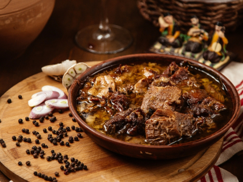 Μοσχάρι που λιώνει στο στόμα με κόκκινο κρασί