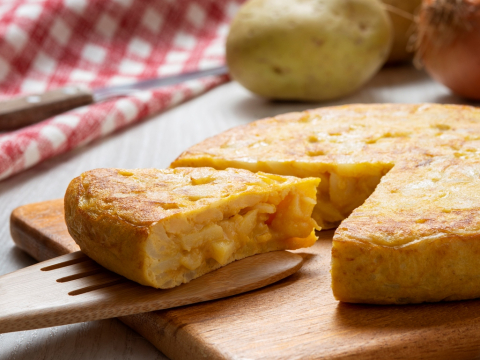 Αφράτο και τυρένιο πατατοπιτάκι στο τηγάνι με ζαμπόν και μοτσαρέλα