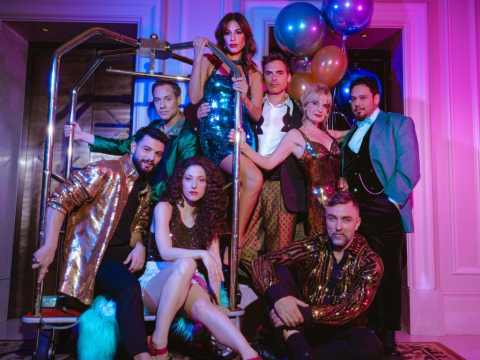 Είδαμε το “Hotel Amour” και θυμηθήκαμε τα μιούζικαλ του West End - Η παράσταση που αναλύει τις ανθρώπινες σχέσεις με ρεαλισμό και χιούμορ