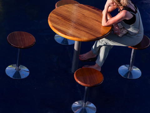 6 τρόποι για να βγεις από το καβούκι σου και να κοινωνικοποιηθείς, σύμφωνα με ειδικούς