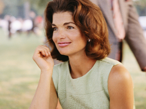 Δημοπρατείται το πασίγνωστο παλτό της Τζάκι Κένεντι από την εκλογική νύχτα του 1960