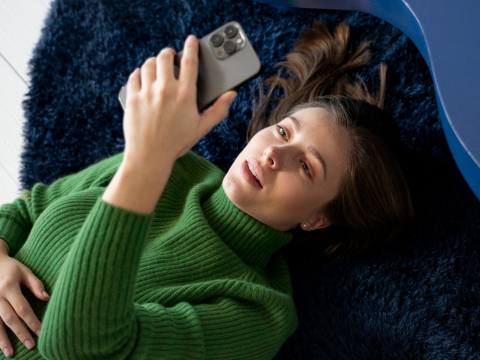 Στην Κίνα, οι άνεργοι Gen Z αυτοαποκαλούνται “rat people” και περνούν την ημέρα τους στο κρεβάτι, αντιδρώντας στην επαγγελματική εξουθένωση