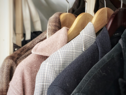 Η μέθοδος της ανάποδης κρεμάστρας: Το έξυπνο trick που θα σε βοηθήσει να ξεκαθαρίσεις επιτέλους την ντουλάπα σου