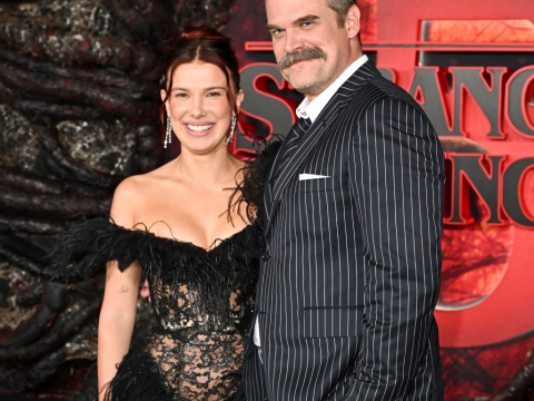 Η Μίλι Μπόμπι Μπράουν πόζαρε με τον Ντέιβιντ Χάρμπορ στην πρεμιέρα του “Stranger Things”, μετά τις καταγγελίες για bullying και παρενόχληση