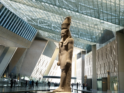 Μετά από 30 χρόνια και 2 δις δολάρια, το Μεγάλο Αιγυπτιακό Μουσείο ανοίξε τις πόρτες του - Και οι εικόνες μάς έπεισαν να κλείσουμε εισιτήρια