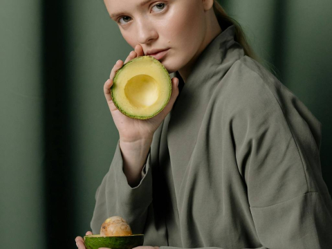 Η φλούδα του αβοκάντο είναι πιο ωφέλιμη απ’ όσο νομίζεις – δες γιατί δεν πρέπει να την πετάς