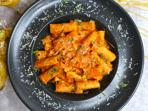 Πρωτεϊνική μακαρονάδα με σάλτσα ντομάτας και τυρί cottage