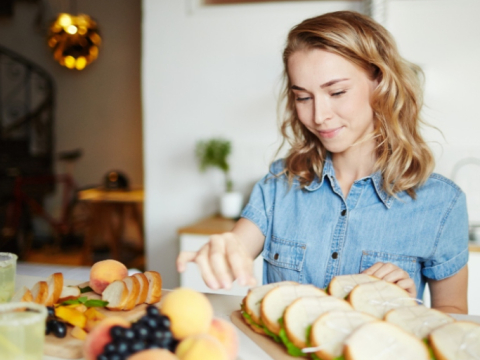 Πώς να χτίσετε μια υγιή σχέση με το φαγητό: Πέρα από τις δίαιτες