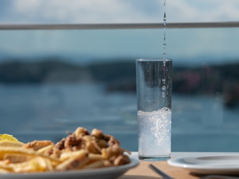 Η «Ηλιαχτίδα»: Το καΐκι που έγινε καμβάς καλοκαιρινών αναμνήσεων από το Ούζο Πλωμαρίου