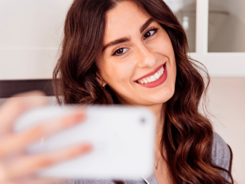 Όσοι αποφεύγουν να ποστάρουν φωτογραφίες τους, καθώς μεγαλώνουν, έχουν 10 σημαντικούς λόγους