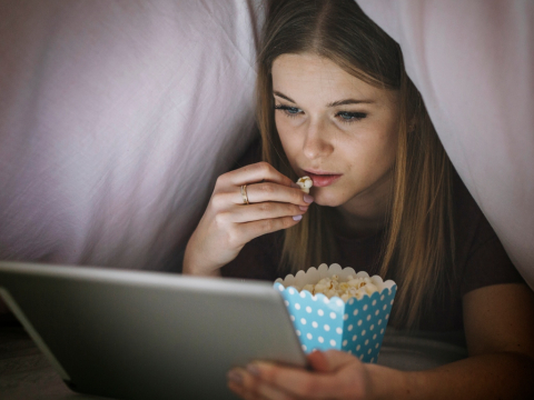 Αν βλέπεις true-crimes σειρές πριν κοιμηθείς, οι ψυχολόγοι έχουν κάτι ανησυχητικό να σου πουν