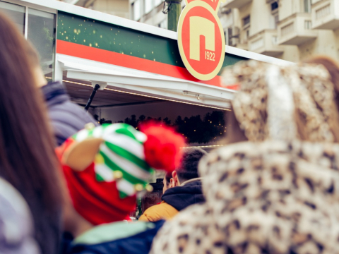 «Μύρισε Χριστούγεννα» παντού: Η εταιρεία Ε.Ι. Παπαδόπουλος «ταξίδεψε» την πιο Χριστουγεννιάτικη μπισκοτένια μυρωδιά