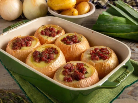 Κρεμμύδια γεμιστά με κρέμα πατάτας και λουκάνικο – Το πιάτο που θα εντυπωσιάσει στο πρωτοχρονιάτικο τραπέζι