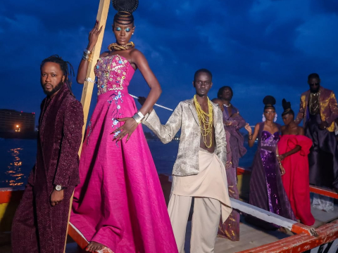 Dakar Fashion Show: Ο Ατλαντικός έγινε πασαρέλα και τα μοντέλα κινήθηκαν στον ρυθμό των κυμάτων, σε ένα μοναδικό show