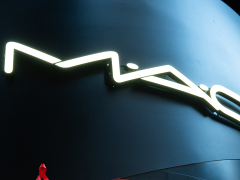 VIVA GLAM: Η MAC Cosmetics μετατρέπει τη δέσμευση σε δράση – από τον αγώνα κατά του HIV μέχρι την προστασία του θαλάσσιου περιβάλλοντος στις Σπέτσες