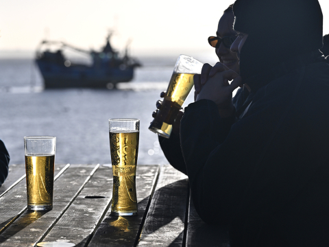 Σε αυτή την ηλικία το αλκόολ πρέπει να κοπεί "μαχαίρι", σύμφωνα με νευρολόγο