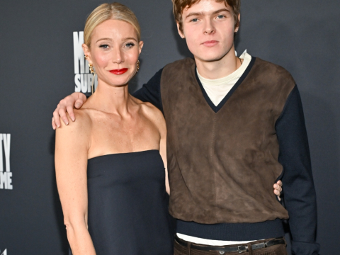 Γκουίνεθ Πάλτροου: Ο 19χρονος γιος της έκανε το “ντεμπούτο” του στο κόκκινο χαλί - Τη συνόδευσε στην πρεμιέρα του “Marty Supreme”