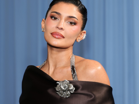 Η Κάιλι Τζένερ με φόρεμα όλο πούπουλα και έξω την πλάτη – Το εντυπωσιακό look στο πάρτι της Kylie Cosmetics