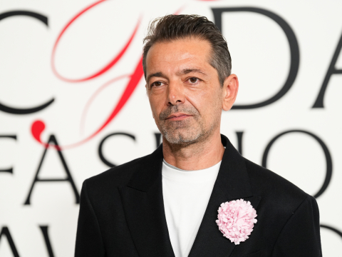 Γιατί ο Pieter Mulier φημολογείται ότι θα είναι ο νέος δημιουργικός διευθυντής του οίκου Versace και τι θα σήμαινε αυτό