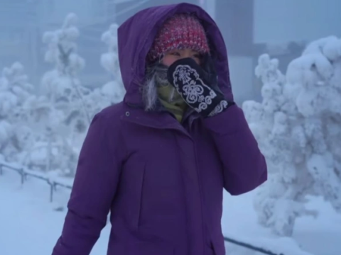 Κάτοικος της πιο κρύας πόλης του κόσμου περιγράφει τι φοράει για να βγει στους -50°C