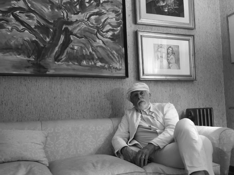 Άντονι Πράις: Ποιος ήταν ο σχεδιαστής που ξεπέρασε τα όρια του φύλου και άλλαξε την οπτική ταυτότητα μιας ολόκληρης εποχής