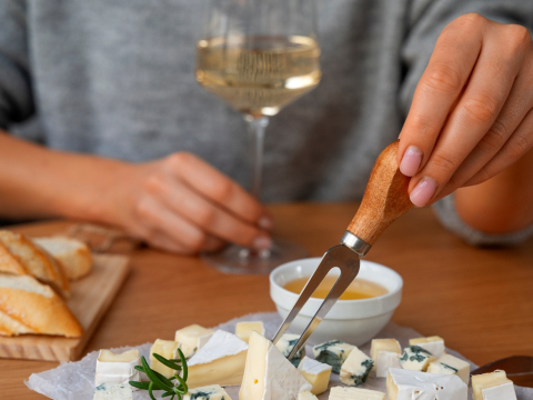 Τελικά, το τυρί αυξάνει τον κίνδυνο άνοιας; Τι δείχνουν τα νεότερα δεδομένα