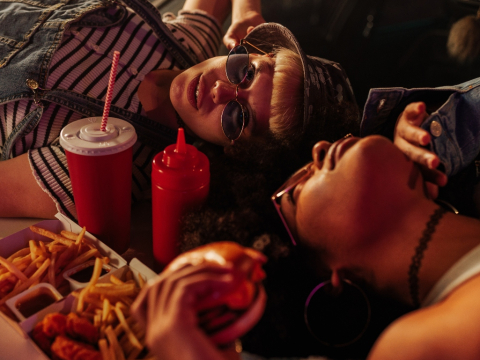 Η Gen Z νοσταλγεί τη δεκαετία του ’90, εξιδανικεύοντας μια εποχή χωρίς τα social media