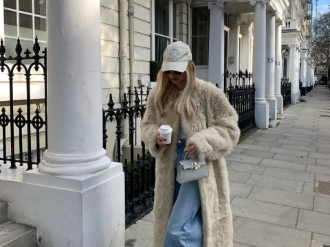 Η faux γούνα από τα Stradivarius που θα φορέσεις με το festive φόρεμά σου αλλά και με τζιν και sneakers