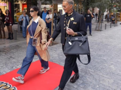 Ο Λάκης Γαβαλάς ξαναχτυπά: Κάνει την Ερμού πασαρέλα και σκορπίζει τη λάμψη του – Χριστουγεννιάτικο glam powered by ΣΚΡΑΤΣ