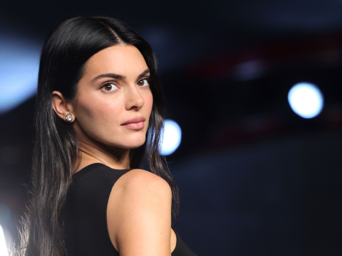 Βρήκαμε τα αγαπημένα sneakers της Κένταλ Τζένερ - και ξέρουμε πώς θα τα φορέσεις