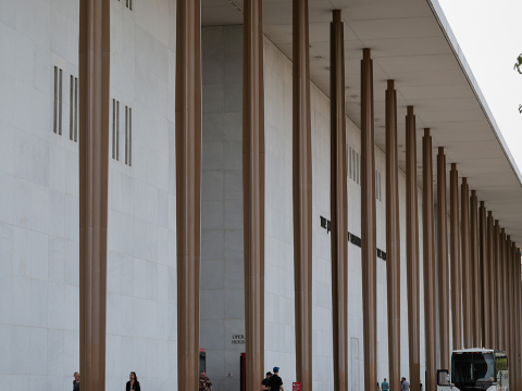 Πολιτιστικό Κέντρο Κένεντι: Ζητά αποζημίωση 1 εκατ. δολαρίων από μουσικό που ακύρωσε εμφάνισή του λόγω της προσθήκης του ονόματος Τραμπ