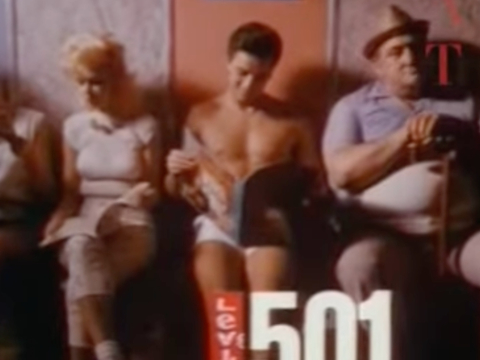 Ένα ανερχόμενο μοντέλο σε αμερικανικό πλυντήριο ρούχων: Η τολμηρή διαφήμιση της Levi’s στη δεκαετία του ’80, που έγραψε ιστορία